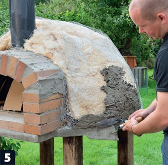 Kuplen til muret pizzaovn pudses op Kuplen til muret pizzaovn pudses op fra bunden